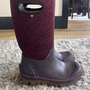 Bogs boots.size 7. Color Purple.